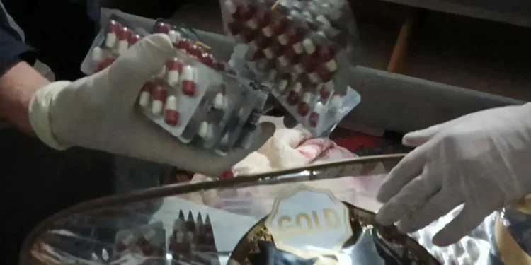 Çekyat altından binlerce uyuşturucu hap çıktı