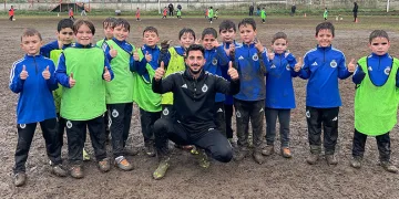 Bursa’da çocuklar çamur içinde futbol oynuyor