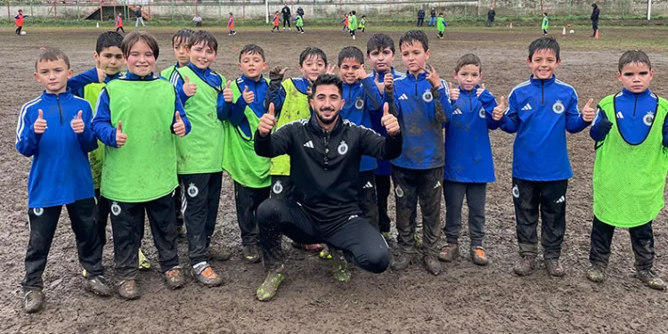 Bursa’da çocuklar çamur içinde futbol oynuyor