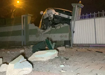 Karaman’da duvara çarpan hafif ticari araç asılı kaldı