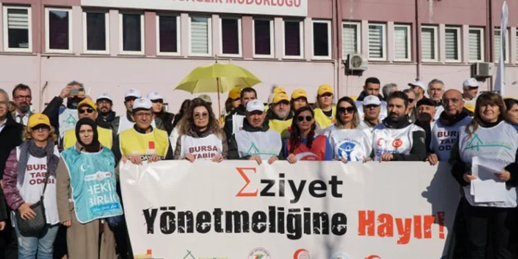Bursa’da sağlık çalışanları iş bıraktı