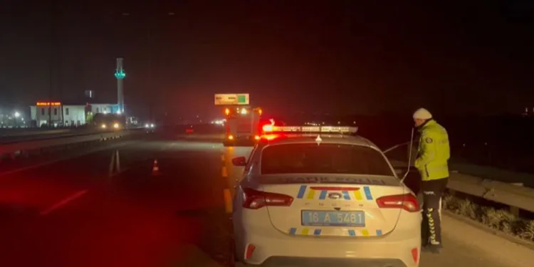 Bursa’da motosiklet vinçe arkadan çarptı: 2 yaralı