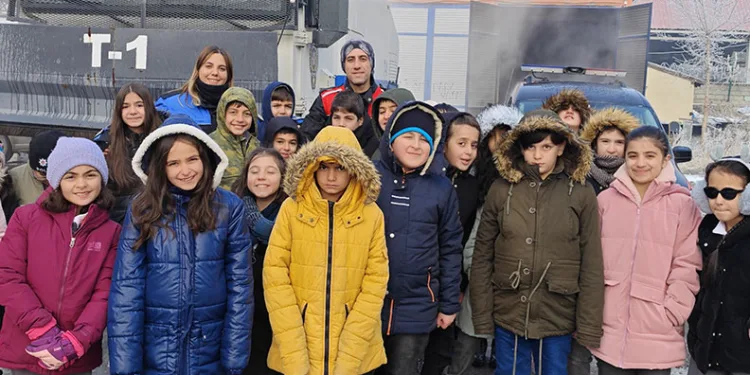 İzmir’de yol kavgasında 22 yaşındaki genç 4 yerinden bıçaklandı