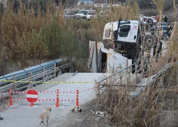 Hafriyat kamyonu geçtiği esnada köprü çöktü