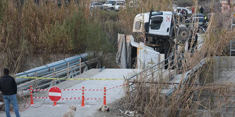 Hafriyat kamyonu geçtiği esnada köprü çöktü