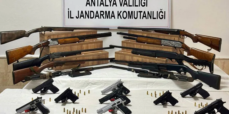 Antalya’da ruhsatsız silah operasyonu