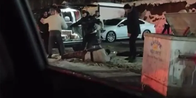 4 kişinin tekmeli yumruklu saldırısına uğradı, jandarma kurtardı
