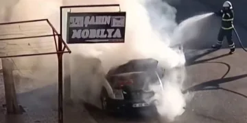 Siirt’te seyir halindeyken alev alan araç kullanılamaz hale geldi