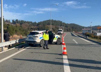 Polisten kaçan sürücü önce polis aracına sonra direğe çarptı