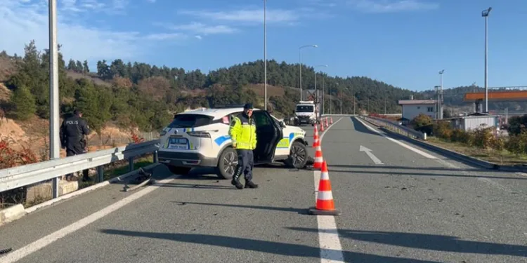 Polisten kaçan sürücü önce polis aracına sonra direğe çarptı