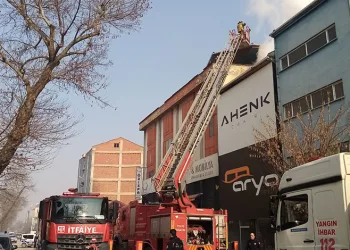 Bursa’da mobilya imalathanesinde yangın