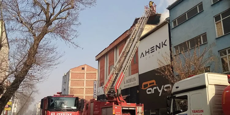 Bursa’da mobilya imalathanesinde yangın