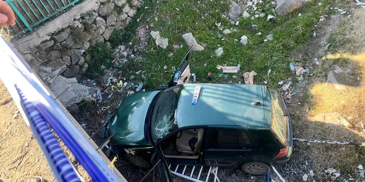 Otomobil köprüden dereye uçtu: 2 yaralı