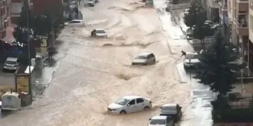 Mekke’yi sel vurdu