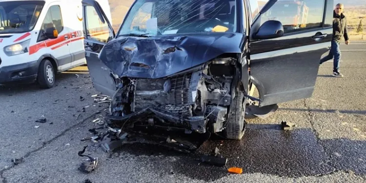 Mardin’de kamyonet ile otomobil çarpıştı: 2 yaralı
