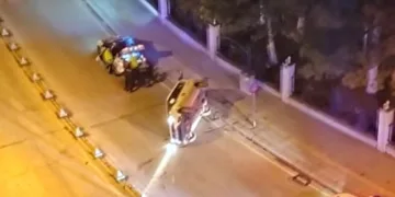 Virajı alamayan hafif ticari araç devrildi