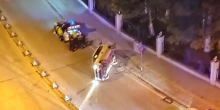 Virajı alamayan hafif ticari araç devrildi