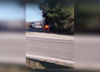 Park ettiği araç alev topuna döndü, kendini son anda kurtardı