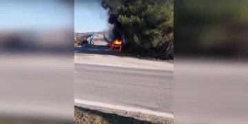 Park ettiği araç alev topuna döndü, kendini son anda kurtardı