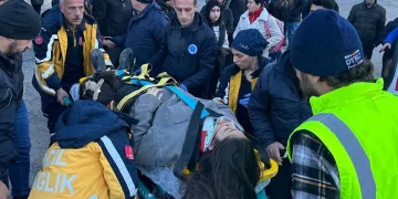 Geri manevra yapan araç kız öğrenciye çarptı