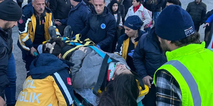 Geri manevra yapan araç kız öğrenciye çarptı