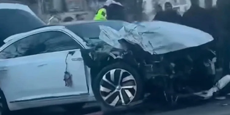 Kırmızı ışıkta bekleyen otomobile tır çarptı: 2 yaralı