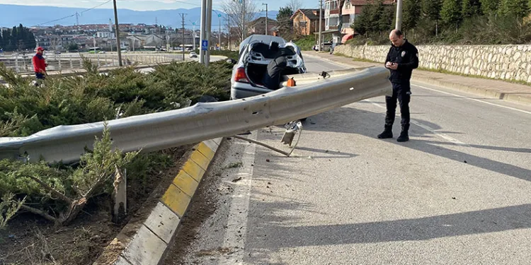 Bariyer otomobilin içinden geçti