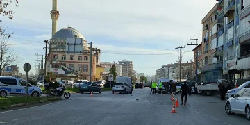 Otomobilin çarptığı motosiklet sürücüsü hayatını kaybetti