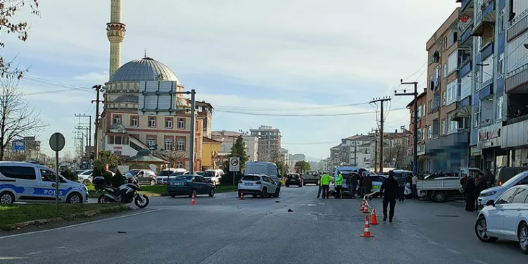 Otomobilin çarptığı motosiklet sürücüsü hayatını kaybetti
