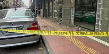 Klima motorunu değiştirirken beton zemine düştü