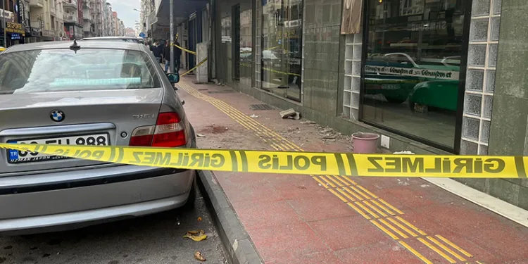 Klima motorunu değiştirirken beton zemine düştü