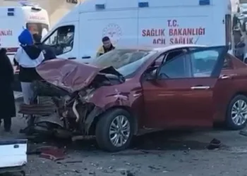 Okul servisi otomobille çarpıştı: 20 yaralı