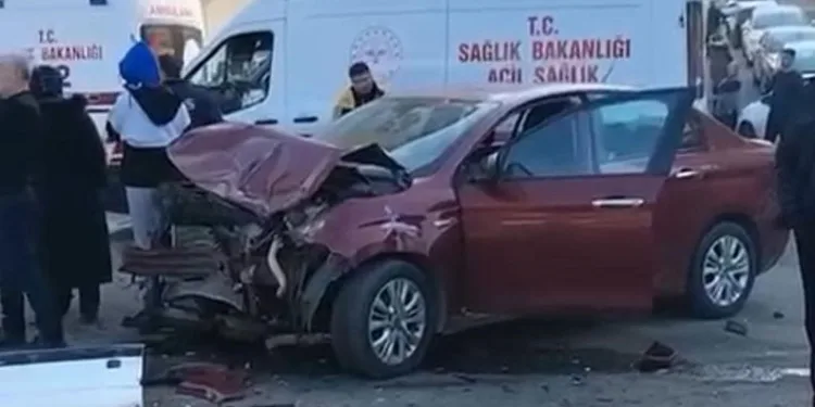 Okul servisi otomobille çarpıştı: 20 yaralı