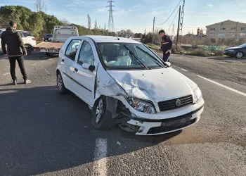 Kontrolden çıkan otomobil elektrik direğini devirdi