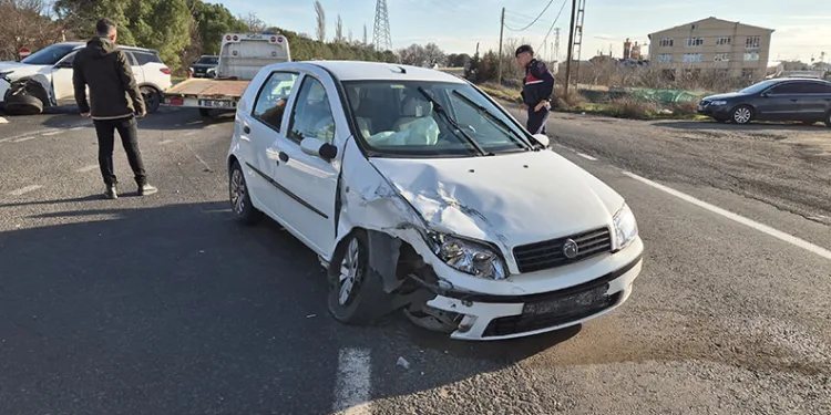 Kontrolden çıkan otomobil elektrik direğini devirdi