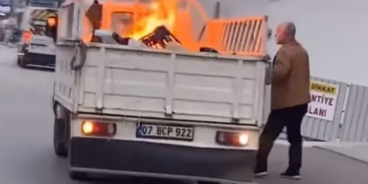 Attığı sigara kamyonetin kasasındaki malzemeleri tutuşturdu