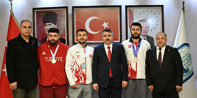 Oktay Yılmaz şampiyonları ağırladı