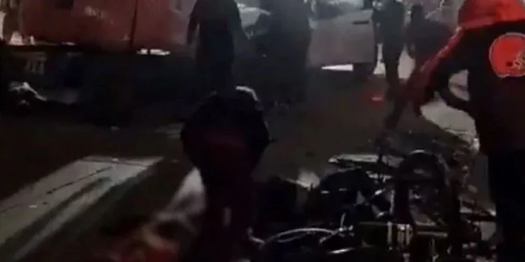 ABD’de araç kalabalığa daldı: 10 ölü, 30 yaralı