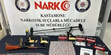 Mersin’de uyuşturucu ve silah ticareti yapan 3 şüpheli tutuklandı