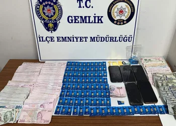 Sahte altınları bozdururken yakalandılar