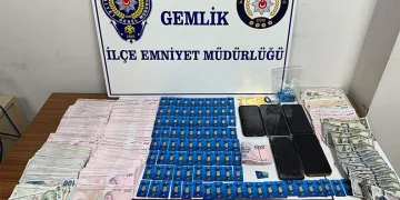 Sahte altınları bozdururken yakalandılar