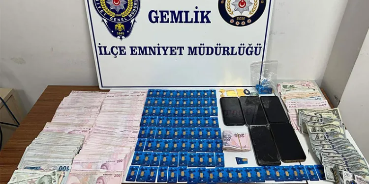 Sahte altınları bozdururken yakalandılar