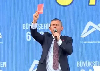 Özgür Özel ”kırmızı kart” gösterdi