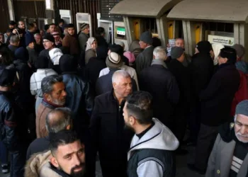Rejimin devrilmesinin ardından 2 aylık maaşları hesaplarına yatan Suriyeliler, ATM’lere akın ettiler