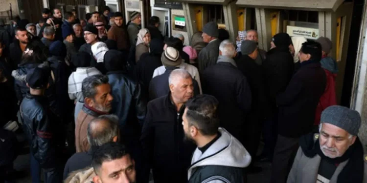 Rejimin devrilmesinin ardından 2 aylık maaşları hesaplarına yatan Suriyeliler, ATM’lere akın ettiler