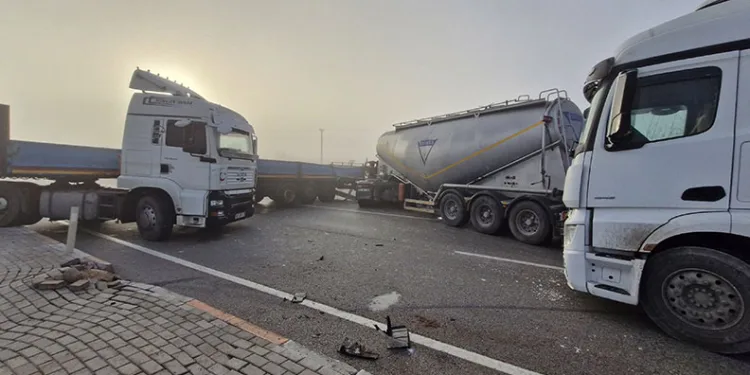 Karaman’da 13 araç zincirleme kazaya karıştı