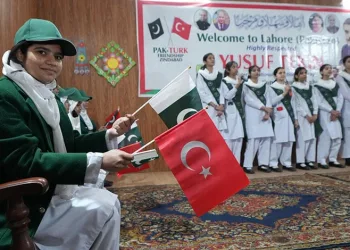 Bakan Tekin, Pakistan’da Kınnaırd Kız Lisesi’ni ziyaret etti