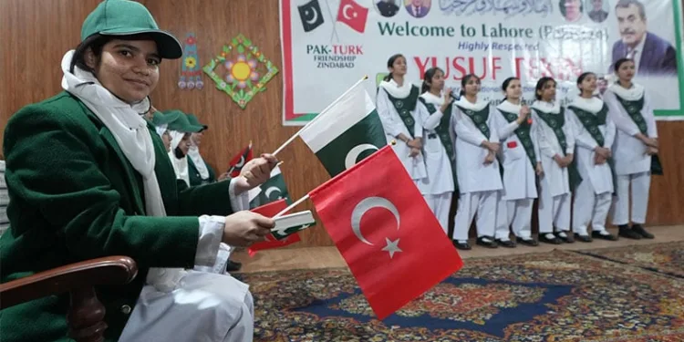 Bakan Tekin, Pakistan’da Kınnaırd Kız Lisesi’ni ziyaret etti