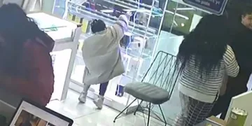 Anne kız oyaladı, oğlu ve küçük kız çaldı