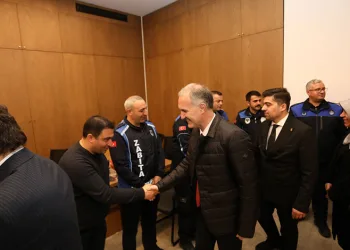 İnegöl’de yıl başı mesaisindeki personele ziyaret